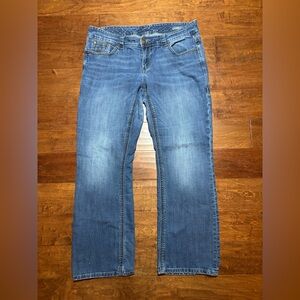 Women’s Boot Cut Jeans in Medium Blue Wash